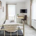 Claras Gartenblick In Schwerin, Naehe Schloss, Hbf & Altstadt, Ruhige Zentrale Lage, Kostenfreie Parkplaetze Apartment *