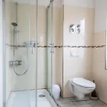Apartment Claras Gartenblick In Schwerin, Naehe Schloss, Hbf & Altstadt, Ruhige Zentrale Lage, Kostenfreie Parkplaetze