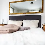 Claras Gartenblick In Schwerin, Naehe Schloss, Hbf & Altstadt, Ruhige Zentrale Lage, Kostenfreie Parkplaetze Apartment *