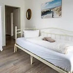 Apartment Claras Gartenblick In Schwerin, Naehe Schloss, Hbf & Altstadt, Ruhige Zentrale Lage, Kostenfreie Parkplaetze *