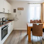 Apartment Claras Gartenblick In Schwerin, Naehe Schloss, Hbf & Altstadt, Ruhige Zentrale Lage, Kostenfreie Parkplaetze *
