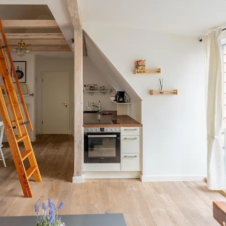 Apartment Claras Gartenblick In Schwerin, Naehe Schloss, Hbf & Altstadt, Ruhige Zentrale Lage, Kostenfreie Parkplaetze