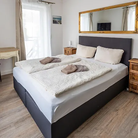 Apartment Claras Gartenblick In Schwerin, Naehe Schloss, Hbf & Altstadt, Ruhige Zentrale Lage, Kostenfreie Parkplaetze